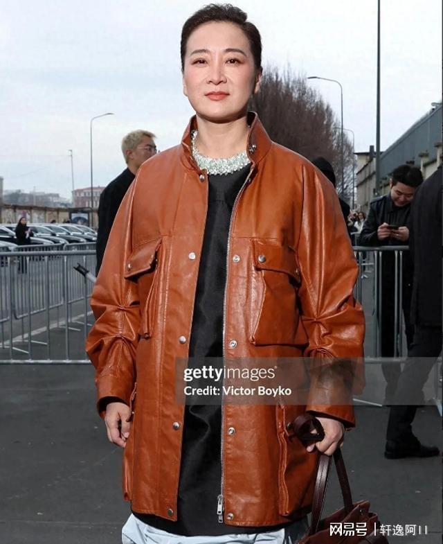 开云-贾玲巴黎周“一脸男相”！不爱笑也没梨涡眼神犀利，梳大背头好酷